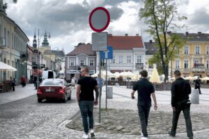 12.05.2016 Kielce. Rynek. Ruch samochodowy. / Jarosław Kubalski / Radio Kielce