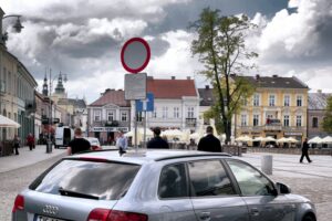 12.05.2016 Kielce. Rynek. Ruch samochodowy. / Jarosław Kubalski / Radio Kielce