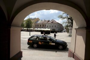 12.05.2016 Kielce. Rynek. Ruch samochodowy. / Jarosław Kubalski / Radio Kielce