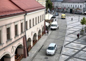 12.05.2016 Kielce. Rynek. Ruch samochodowy. / Jarosław Kubalski / Radio Kielce