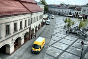 12.05.2016 Kielce. Rynek. Ruch samochodowy. / Jarosław Kubalski / Radio Kielce