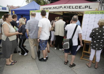 28.07.2016 Kielce. Targi pracy na Rynku. / Jarosław Kubalski / Radio Kielce