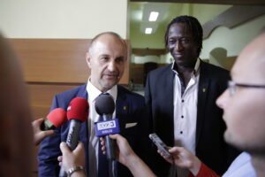 01.08.2016 Kielce. Przedtstawiciele senegalskiego inwestora, który chce nabyć akcje Korony, Peter Kaluba i Ibrahim Iyane Thiam spotkali się z prezydentem Wojciechem lubawskim / Jarosław Kubalski / Radio Kielce