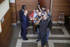 01.08.2016 Kielce. Przedtstawiciele senegalskiego inwestora, który chce nabyć akcje Korony, Peter Kaluba i Ibrahim Iyane Thiam spotkali się z prezydentem Wojciechem lubawskim / Jarosław Kubalski / Radio Kielce