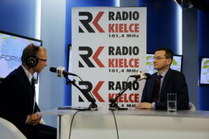 03.08.2016 Kielce. Minister Mateusz Morawiecki podczas rozmowy Bartłomiejem Zapałą. / Jarosław Kubalski / Radio Kielce