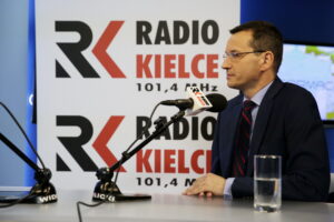 03.08.2016 Kielce. Minister Mateusz Morawiecki podczas rozmowy Bartłomiejem Zapałą. / Jarosław Kubalski / Radio Kielce