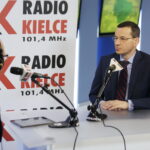 03.08.2016 Kielce. Minister Mateusz Morawiecki podczas rozmowy Bartłomiejem Zapałą. / Jarosław Kubalski / Radio Kielce