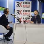 03.08.2016 Kielce. Minister Mateusz Morawiecki podczas rozmowy Bartłomiejem Zapałą. / Jarosław Kubalski / Radio Kielce