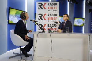 03.08.2016 Kielce. Minister Mateusz Morawiecki podczas rozmowy Bartłomiejem Zapałą. / Jarosław Kubalski / Radio Kielce