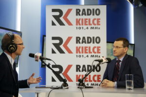 03.08.2016 Kielce. Minister Mateusz Morawiecki podczas rozmowy Bartłomiejem Zapałą. / Jarosław Kubalski / Radio Kielce