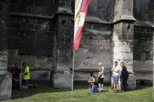 05.08.2016 Wiślica. Pielgrzym na Jasną Górę zebrali się przy kolegiacie, by uczestniczyć w nabożeństwie. / Jarosław Kubalski / Radio Kielce