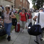 05.08.2016 Wiślica. Pielgrzym na Jasną Górę zebrali się przy kolegiacie, by uczestniczyć w nabożeństwie. / Jarosław Kubalski / Radio Kielce