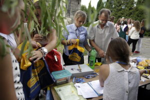 05.08.2016 Wiślica. Pielgrzym na Jasną Górę zebrali się przy kolegiacie, by uczestniczyć w nabożeństwie. / Jarosław Kubalski / Radio Kielce