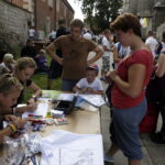 05.08.2016 Wiślica. Pielgrzym na Jasną Górę zebrali się przy kolegiacie, by uczestniczyć w nabożeństwie. / Jarosław Kubalski / Radio Kielce