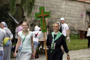 05.08.2016 Wiślica. Pielgrzym na Jasną Górę zebrali się przy kolegiacie, by uczestniczyć w nabożeństwie. / Jarosław Kubalski / Radio Kielce