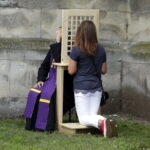 05.08.2016 Wiślica. Pielgrzym na Jasną Górę zebrali się przy kolegiacie, by uczestniczyć w nabożeństwie. / Jarosław Kubalski / Radio Kielce