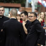 05.08.2016 Wiślica. Pielgrzym na Jasną Górę zebrali się przy kolegiacie, by uczestniczyć w nabożeństwie. / Jarosław Kubalski / Radio Kielce