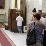 05.08.2016 Wiślica. Pielgrzym na Jasną Górę zebrali się przy kolegiacie, by uczestniczyć w nabożeństwie. / Jarosław Kubalski / Radio Kielce