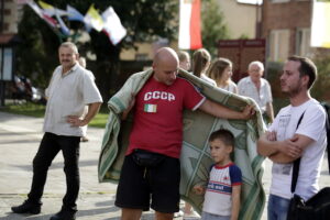 05.08.2016 Wiślica. Pielgrzym na Jasną Górę zebrali się przy kolegiacie, by uczestniczyć w nabożeństwie. / Jarosław Kubalski / Radio Kielce