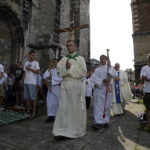 05.08.2016 Wiślica. Pielgrzym na Jasną Górę zebrali się przy kolegiacie, by uczestniczyć w nabożeństwie. / Jarosław Kubalski / Radio Kielce