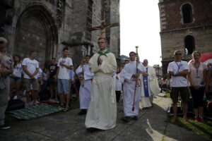 05.08.2016 Wiślica. Pielgrzym na Jasną Górę zebrali się przy kolegiacie, by uczestniczyć w nabożeństwie. / Jarosław Kubalski / Radio Kielce