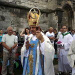 05.08.2016 Wiślica. Pielgrzym na Jasną Górę zebrali się przy kolegiacie, by uczestniczyć w nabożeństwie. / Jarosław Kubalski / Radio Kielce