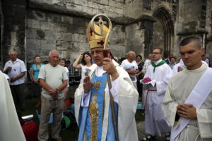 05.08.2016 Wiślica. Pielgrzym na Jasną Górę zebrali się przy kolegiacie, by uczestniczyć w nabożeństwie. / Jarosław Kubalski / Radio Kielce