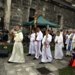 05.08.2016 Wiślica. Pielgrzym na Jasną Górę zebrali się przy kolegiacie, by uczestniczyć w nabożeństwie. / Jarosław Kubalski / Radio Kielce