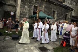 05.08.2016 Wiślica. Pielgrzym na Jasną Górę zebrali się przy kolegiacie, by uczestniczyć w nabożeństwie. / Jarosław Kubalski / Radio Kielce