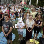 05.08.2016 Wiślica. Pielgrzym na Jasną Górę zebrali się przy kolegiacie, by uczestniczyć w nabożeństwie. / Jarosław Kubalski / Radio Kielce