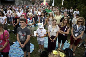 05.08.2016 Wiślica. Pielgrzym na Jasną Górę zebrali się przy kolegiacie, by uczestniczyć w nabożeństwie. / Jarosław Kubalski / Radio Kielce