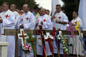 05.08.2016 Wiślica. Pielgrzym na Jasną Górę zebrali się przy kolegiacie, by uczestniczyć w nabożeństwie. / Jarosław Kubalski / Radio Kielce