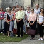 05.08.2016 Wiślica. Pielgrzym na Jasną Górę zebrali się przy kolegiacie, by uczestniczyć w nabożeństwie. / Jarosław Kubalski / Radio Kielce