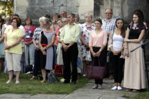 05.08.2016 Wiślica. Pielgrzym na Jasną Górę zebrali się przy kolegiacie, by uczestniczyć w nabożeństwie. / Jarosław Kubalski / Radio Kielce