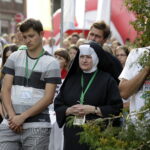 05.08.2016 Wiślica. Pielgrzym na Jasną Górę zebrali się przy kolegiacie, by uczestniczyć w nabożeństwie. / Jarosław Kubalski / Radio Kielce