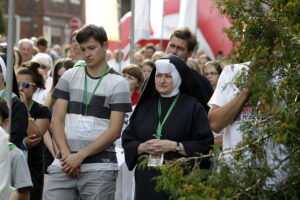 05.08.2016 Wiślica. Pielgrzym na Jasną Górę zebrali się przy kolegiacie, by uczestniczyć w nabożeństwie. / Jarosław Kubalski / Radio Kielce