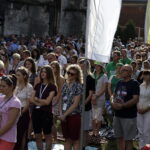 05.08.2016 Wiślica. Pielgrzym na Jasną Górę zebrali się przy kolegiacie, by uczestniczyć w nabożeństwie. / Jarosław Kubalski / Radio Kielce