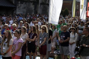 05.08.2016 Wiślica. Pielgrzym na Jasną Górę zebrali się przy kolegiacie, by uczestniczyć w nabożeństwie. / Jarosław Kubalski / Radio Kielce