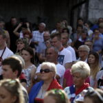 05.08.2016 Wiślica. Pielgrzym na Jasną Górę zebrali się przy kolegiacie, by uczestniczyć w nabożeństwie. / Jarosław Kubalski / Radio Kielce