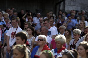 05.08.2016 Wiślica. Pielgrzym na Jasną Górę zebrali się przy kolegiacie, by uczestniczyć w nabożeństwie. / Jarosław Kubalski / Radio Kielce