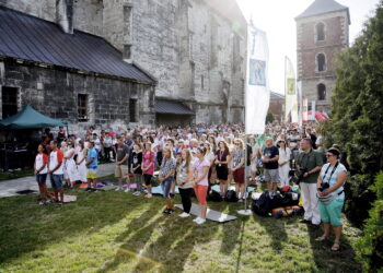 05.08.2016 Wiślica. Pielgrzym na Jasną Górę zebrali się przy kolegiacie, by uczestniczyć w nabożeństwie. / Jarosław Kubalski / Radio Kielce
