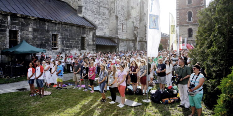 05.08.2016 Wiślica. Pielgrzym na Jasną Górę zebrali się przy kolegiacie, by uczestniczyć w nabożeństwie. / Jarosław Kubalski / Radio Kielce