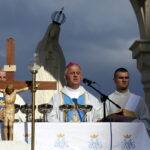 05.08.2016 Wiślica. Pielgrzym na Jasną Górę zebrali się przy kolegiacie, by uczestniczyć w nabożeństwie, które odprawił biskup Jan Piotrowski. / Jarosław Kubalski / Radio Kielce