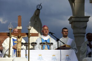 05.08.2016 Wiślica. Pielgrzym na Jasną Górę zebrali się przy kolegiacie, by uczestniczyć w nabożeństwie, które odprawił biskup Jan Piotrowski. / Jarosław Kubalski / Radio Kielce