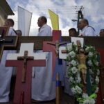 05.08.2016 Wiślica. Pielgrzym na Jasną Górę zebrali się przy kolegiacie, by uczestniczyć w nabożeństwie. / Jarosław Kubalski / Radio Kielce