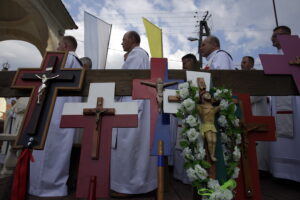 05.08.2016 Wiślica. Pielgrzym na Jasną Górę zebrali się przy kolegiacie, by uczestniczyć w nabożeństwie. / Jarosław Kubalski / Radio Kielce