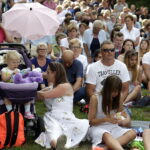 05.08.2016 Wiślica. Pielgrzym na Jasną Górę zebrali się przy kolegiacie, by uczestniczyć w nabożeństwie. / Jarosław Kubalski / Radio Kielce