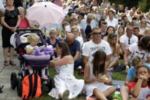 05.08.2016 Wiślica. Pielgrzym na Jasną Górę zebrali się przy kolegiacie, by uczestniczyć w nabożeństwie. / Jarosław Kubalski / Radio Kielce