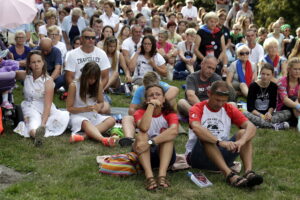 05.08.2016 Wiślica. Pielgrzym na Jasną Górę zebrali się przy kolegiacie, by uczestniczyć w nabożeństwie. / Jarosław Kubalski / Radio Kielce