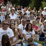 05.08.2016 Wiślica. Pielgrzym na Jasną Górę zebrali się przy kolegiacie, by uczestniczyć w nabożeństwie. / Jarosław Kubalski / Radio Kielce